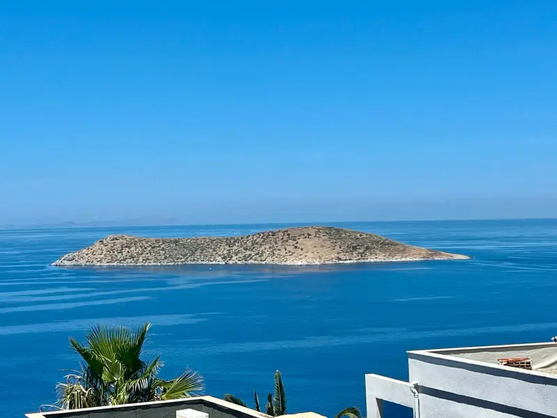 Gümüşlük Koyunbaba Deniz Manzaralı müstakil Havuzlu Satılık Bahçe Katı Daire