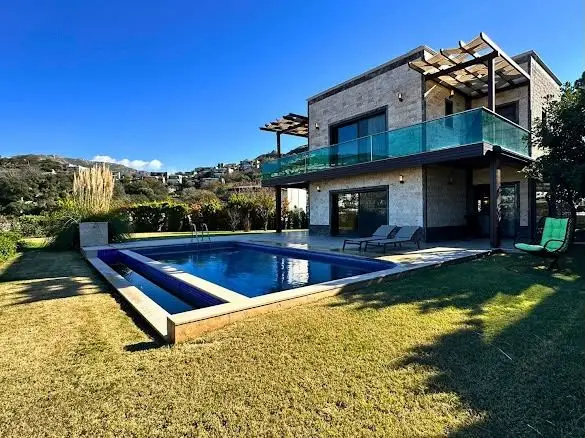 Gümüşlük Koyunbaba Mevkiinde Deniz Manzaralı Özel Havuzlu Havuzlu Site içi Müstakil Villa