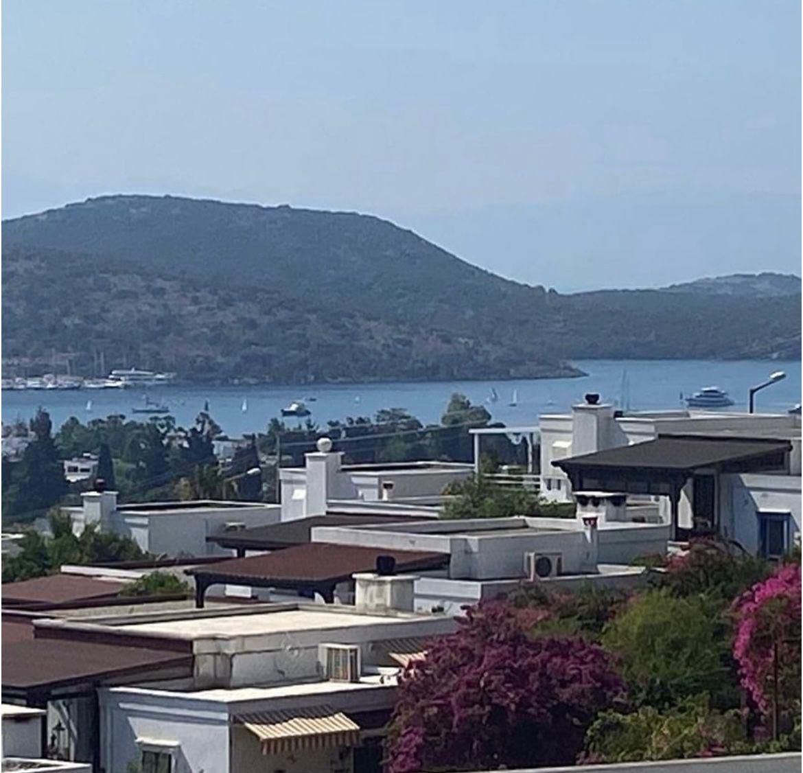 Bodrum Bitez’de Daire Fiyatına Deniz Manzaralı Havuzlu Sitede Satılık Villa