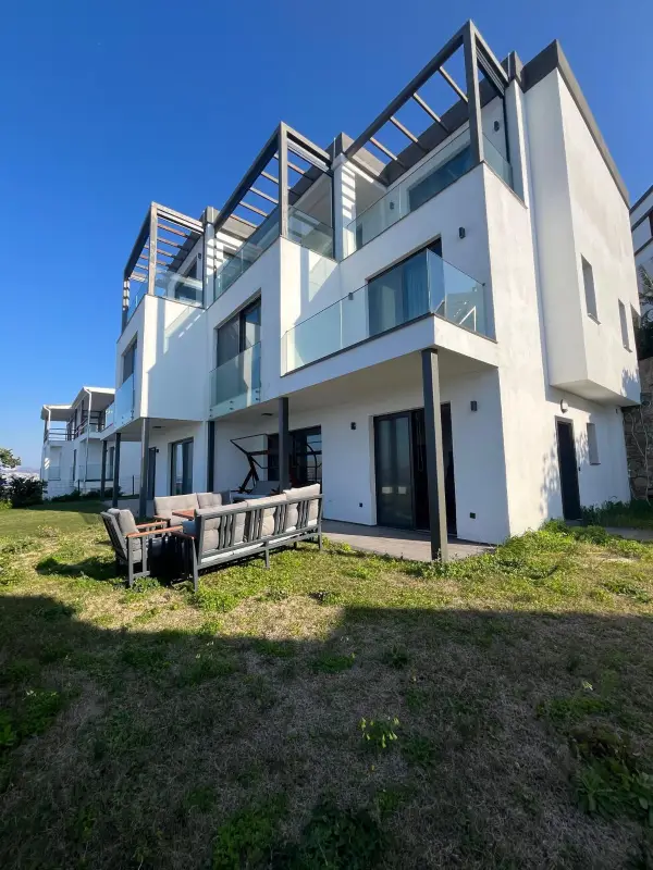 Bodrum Yalıkavak’ta Denize Sıfır Sitede Özel Plajlı Sezonluk kiralık bahçe dubleksi