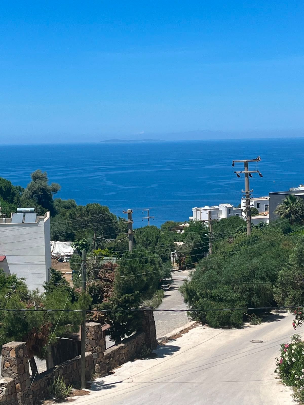 Gümüşlük Koyunbaba Mevki Havuzlu Sitede  Aylık yada Senelik Kiralamaya uygun Deniz Manzaralı 2+1 Salon Daire
