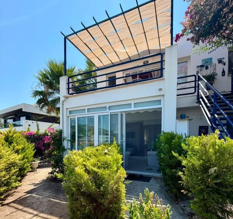 Yalıkavak Merkezde Havuzlu Sitede Satılık 2+1 Bahçe katı Daire