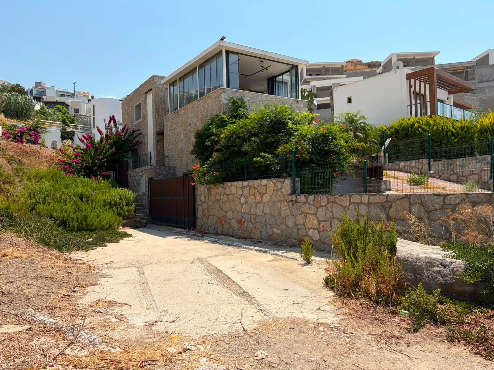 Bodrum Gümüşlük’te Satılık Deniz Manzaralı Müstakil Taş Villa
