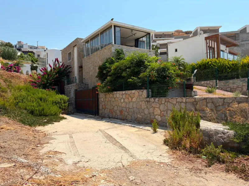 Bodrum Gümüşlük’te Satılık Deniz Manzaralı Müstakil Taş Villa 