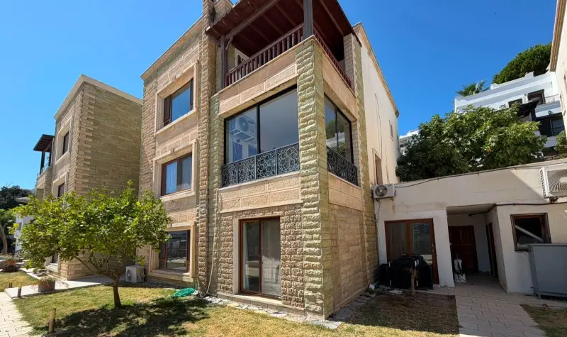 Yalıkavak Tilkicikte Denize Sıfır Sitede Özel Plajlı Daire