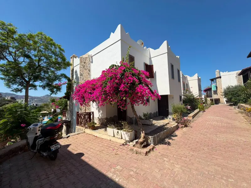 Yalıkavak Tilkicikte Deniz Manzaralı Havuzlu Sitede Kiralık Villa