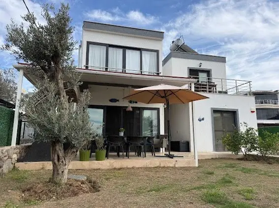 Bodrum Gümüşlük Köy Merkezinde Satılık Bahçe Katı Daire