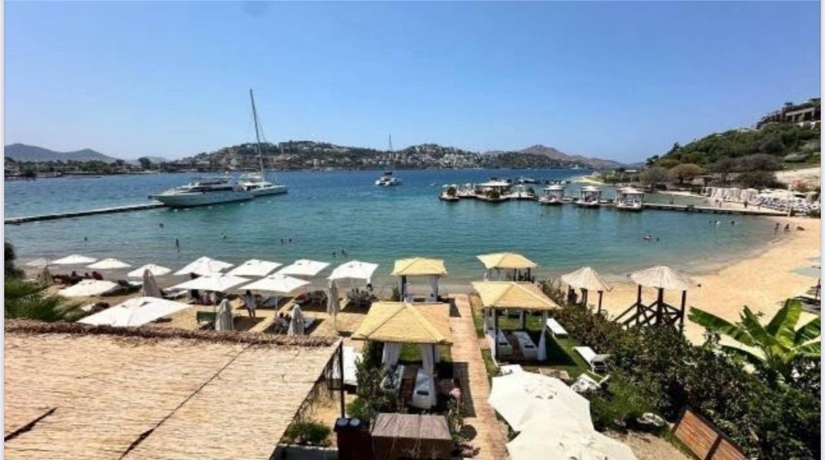 Bodrum Yalıkavak Denize Sıfır sitede Özel Kum Plajlı satılık Daire 